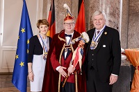 Bildunterschrift: Der Hessische Ministerpr�sident Volker Bouffier und Frau Ursula mit Andreas I. vom Karnevalszug-Verein Maintal e.V.; Andreas Haupt. 